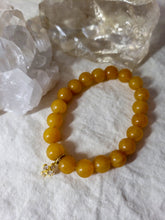 Load image into Gallery viewer, Yellow Agate &amp; 4 Leaf Flower
